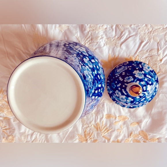 New Gourgues Urn/Vessel Blue w/White Flowers, Many Uses- Flowers, Tea, Ashes... - Picture 14 of 16